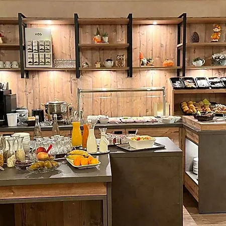 מלון Cafe Adler 24h Self Check In 3*
